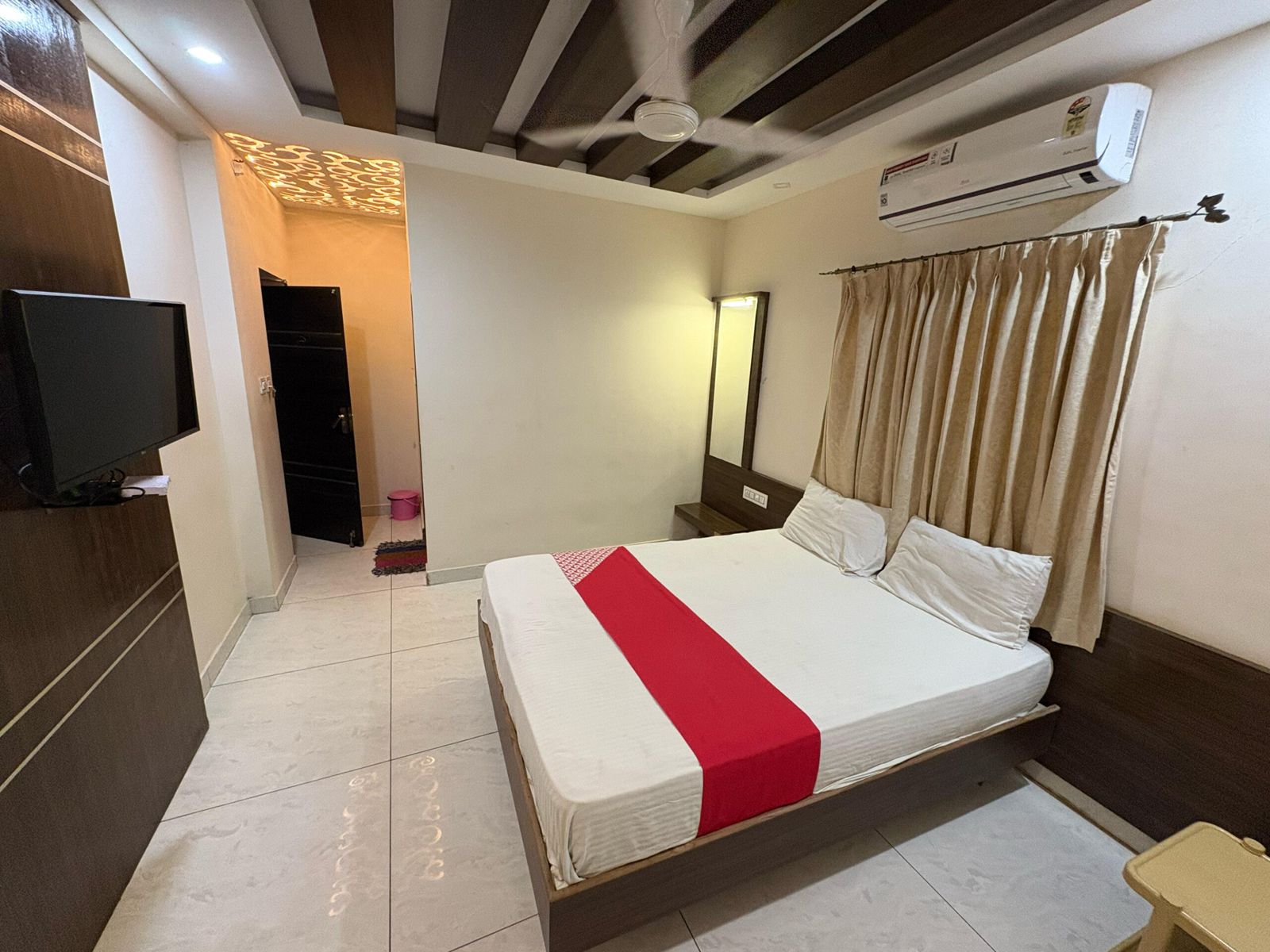 AC Room for 2 guests at Binani Bhawan Jatipura near Giriraj Ji Temple