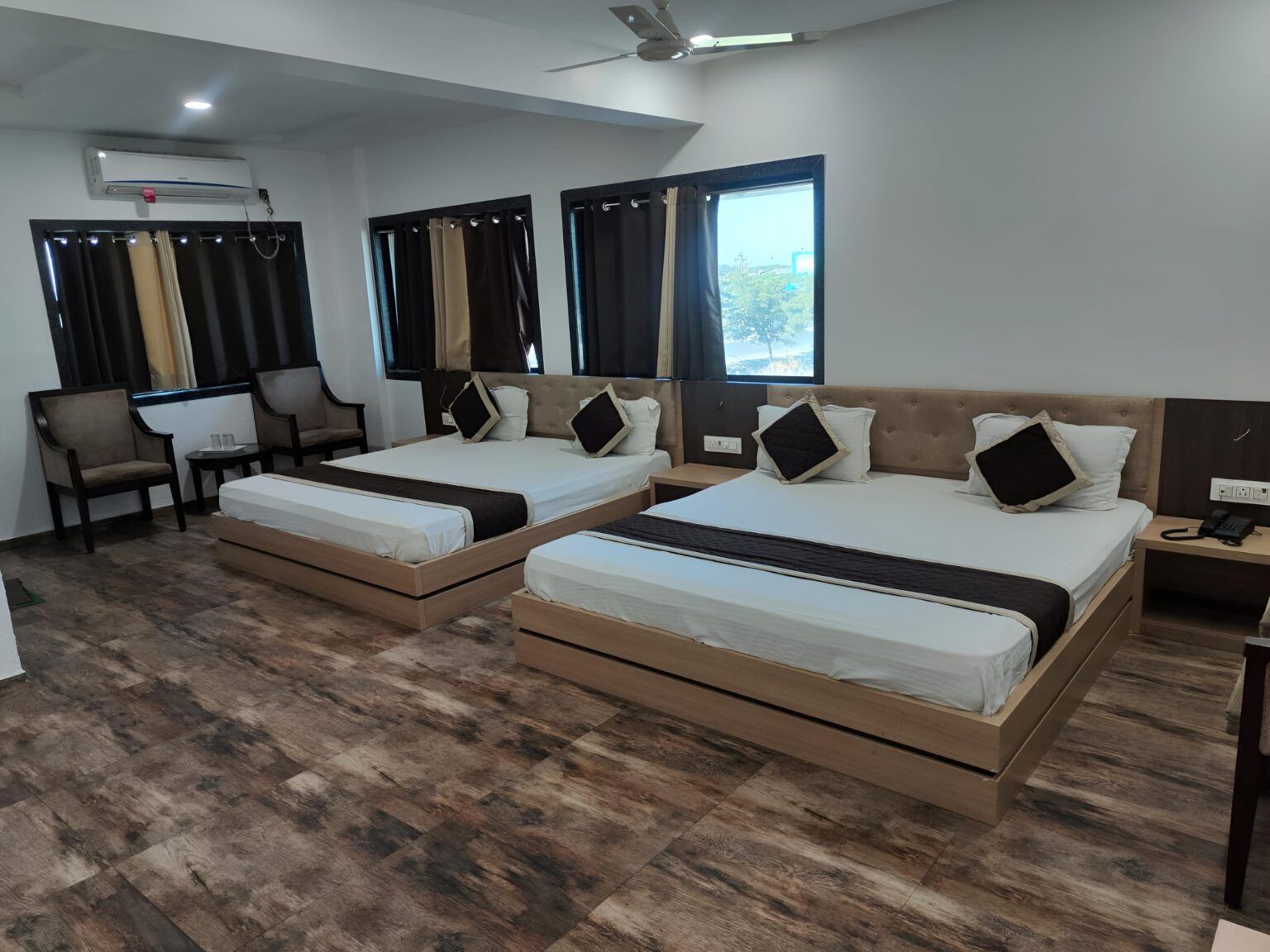 AC Room for 4 guests at Binani Bhawan Jatipura near Govardhan